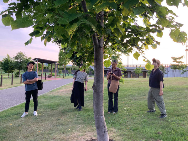 工場が閉まった夕方は忠別川へ繰り出し、川辺を散策。