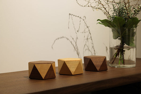 幾何学的な美しさと機能性を兼ね備えた小物入れ「69.1°」