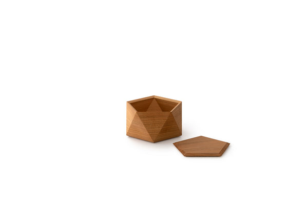 全ての辺が六十九.一度で接合された器「69.1°」をダイアローグス展でご覧いただけます。