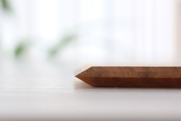 蓋は1枚に見えながら、木目を直交させながら4枚を貼り重ねて反りを軽減させています。