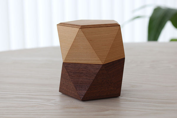 69.1° - メープルとウォールナットの2種類の木材で作られた五角形の木製器