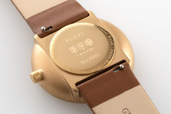 一期一会の出会いとなるため、裏蓋にはシリアルナンバーが刻印されています。 3気圧防水(Water Resistant)