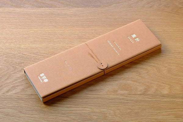 パッケージもオリジナルでデザインされ、他の手神製品と同様に紙で作られています。