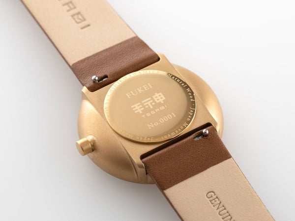 絵柄や木目は一つずつ異なり一期一 会の出会いとなるため、裏蓋にはシリ アルナンバーが刻印されています。 バンドは自分で脱着ができ、バンドの 色を替えて楽しむことができます。