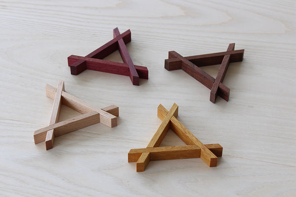 くみき - 4色の木材(パープルハート、メープル、モビンギ、ウォールナット)で作られた三角形のコースター