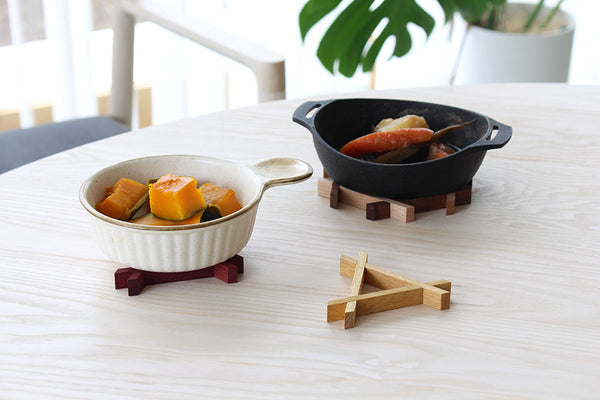 くみきの鍋敷き活用例 - 陶磁器と鉄器の下に敷いた実用的な木製鍋敷き