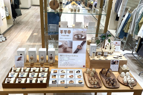 神奈川の木製品ブランド「手神」のdeux Cあべのハルカス店でポップアップショップの展示風景。3.12〜3.25の期間限定イベントを告知。