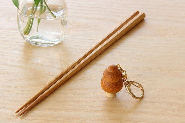 ポーラ美術館の森の木を活用した手神の木製箸とキーホルダー。箱根の倒木から生まれた木製品。