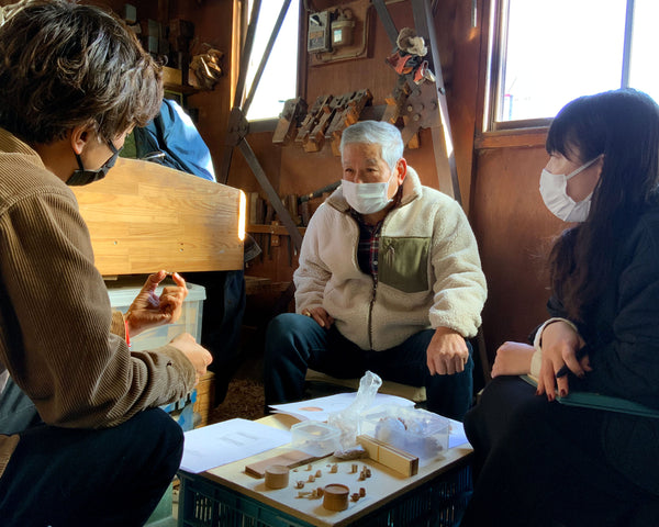 斉藤久夫の工房で製品開発する池谷