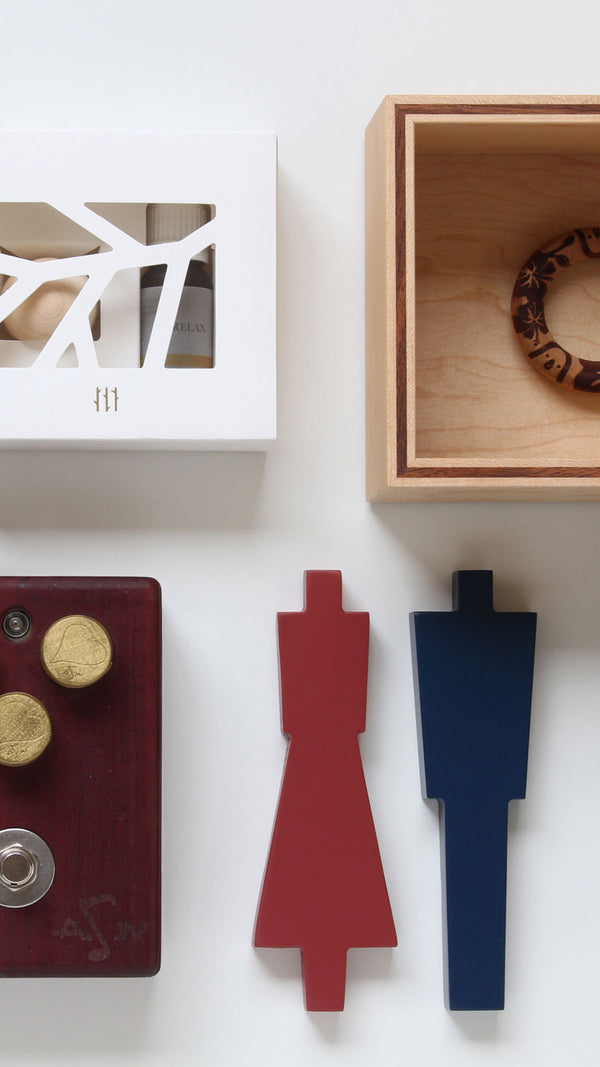 手神の特別注文。けん玉・家具・指輪など木を中心とした多彩な製品の事例。