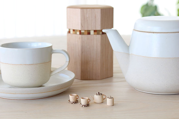 実際のティーセットと並べた極小の豆洋茶器。木製ろくろで作られた精巧なミニチュア。