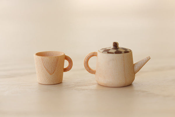 直径1.5ミリの取手を持つ豆洋茶器のティーカップとティーポット。楓材の美しい木目。