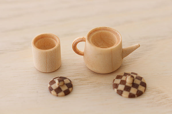 蓋を取り外した豆洋茶器。ポット内部まで実物同様に仕上げた小林じゅんの氏の寄木細工。