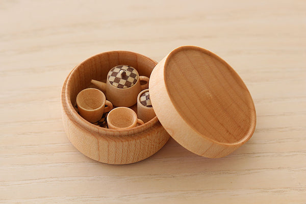 専用の丸型木製ケースにぴったりと収納された豆洋茶器一式。持ち運び可能なミニチュア。