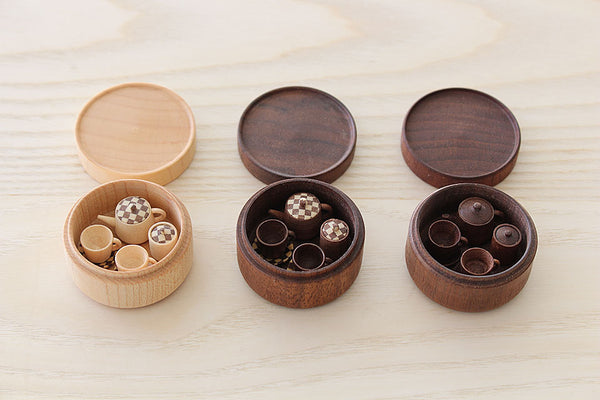 楓×寄木、胡桃×寄木、胡桃の3種が並ぶ豆茶器。素材ごとの風合いを楽しめるセット。