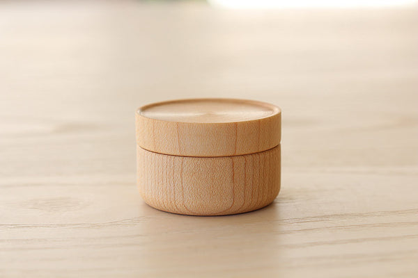 斎藤氏が手挽きで製作した豆茶器専用の木製ケース。シンプルで洗練された円形の意匠。