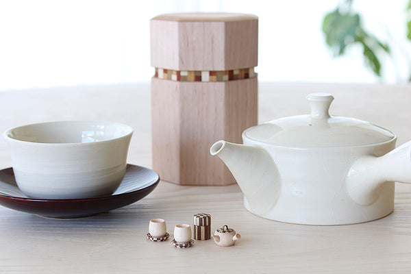 実際の急須や湯呑みと比較した豆和茶器。本物と見紛う精巧なスケールのミニチュア茶器セット。