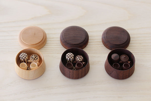 楓や胡桃で作られた3種の豆和茶器セット。素材の質感を生かし、茶櫃にぴったりと収まる設計。