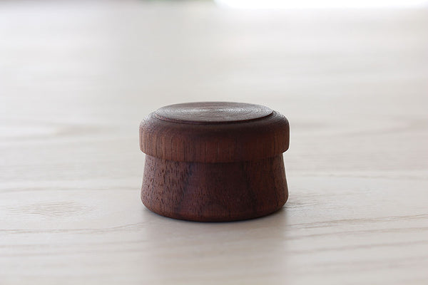 斎藤氏の手により木工ろくろで挽き出された茶櫃（ちゃびつ）。胡桃材の落ち着いた色合い。