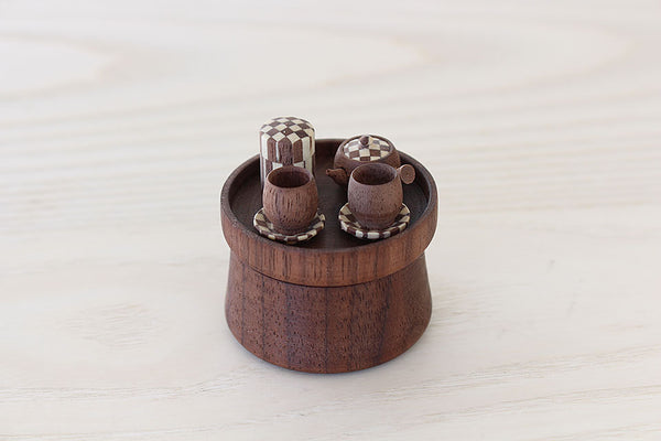 茶櫃の蓋を飾り台にして並べた豆和茶器。寄木細工の茶托や蓋の意匠が華やかなインテリア。