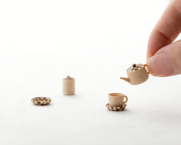 指先でつまめるほど極小の豆和茶器。1.5ミリの取手など、微細な手仕事が光る木製ティーセット。