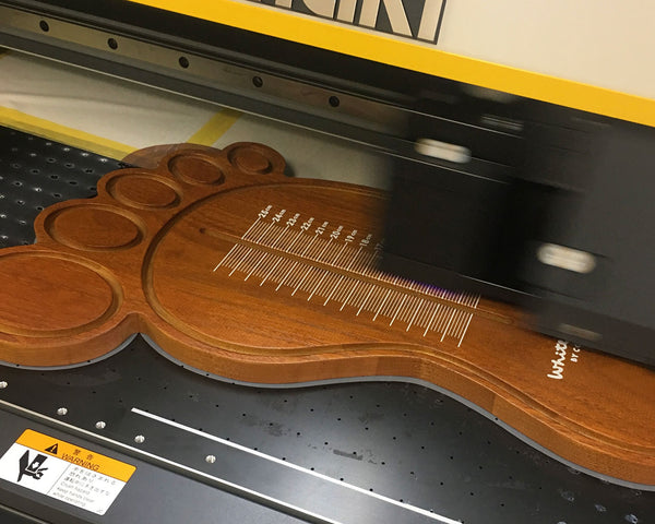木製品の2次加工。レーザー加工機を使い箔押しや絵柄彫刻を施す作業風景。