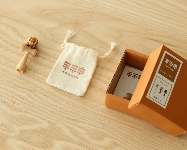木製品のパッケージ事例。手神オリジナルのけん玉と専用パッケージ箱。